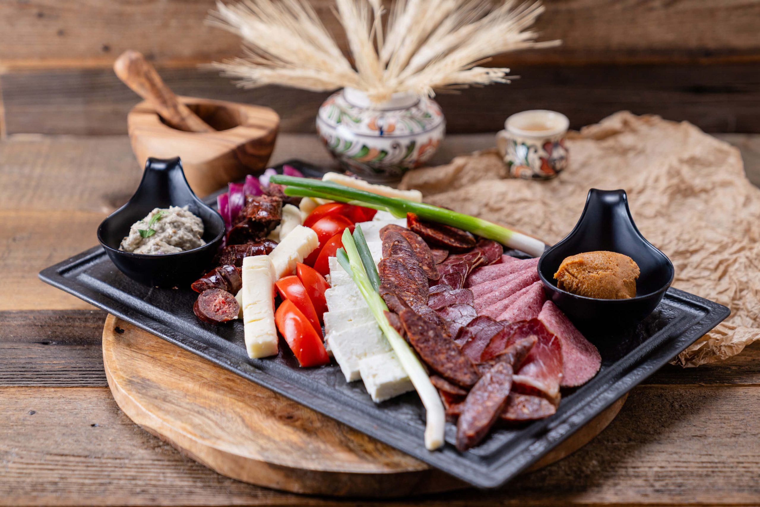 Platou de împărțit cu brânzeturi, mezeluri, legume și bunătăți Desaga