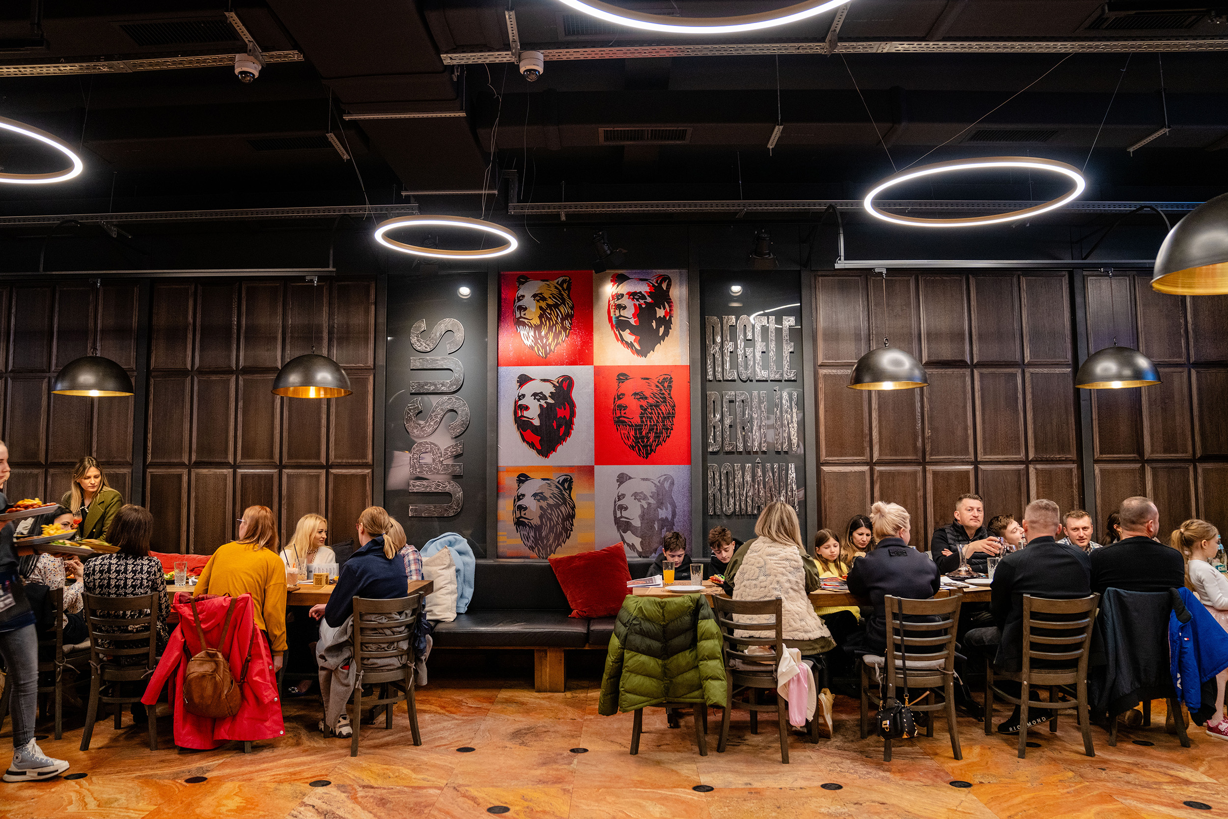 O seară cu prietenii în sala Fabricii de Bere