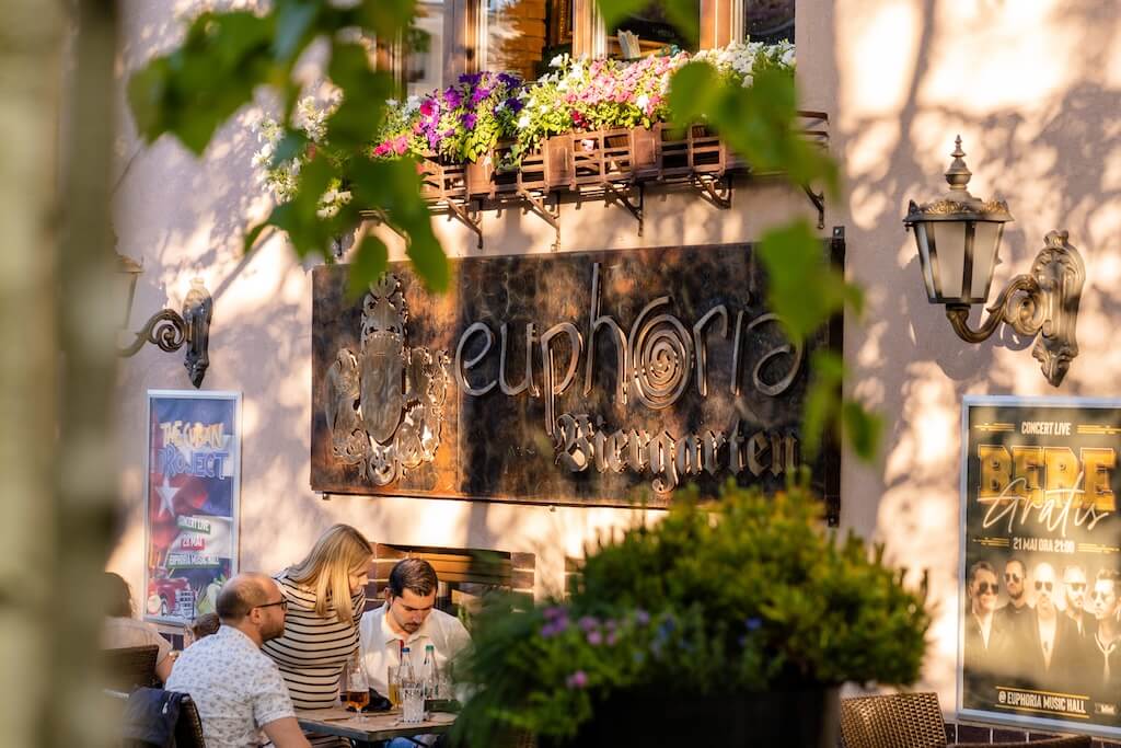 Detaliu însorit de pe terasa Euphoria Biergarten